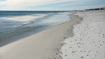 Chaises longues, serviettes de plage