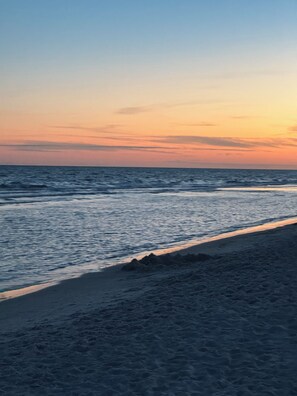 Sun loungers, beach towels - Cheerful and Clean 4 bdrm 2 bath Home - Sleeps 10 (Foley)