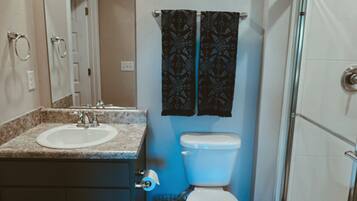 Een haardroger, handdoeken, zeep, shampoo