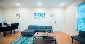 Living area - 🔥🌊WALK 2 SHORES / SLEEPS 6 W/ W+D🎇🏝 (Biloxi)