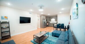 Living area - 🔥🌊WALK 2 SHORES / SLEEPS 6 W/ W+D🎇🏝 (Biloxi)