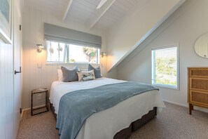 3 bedrooms, free WiFi, bed sheets - Newly renovated waterfront home, with large flat lawn leading to the beach. (Waiheke Island)