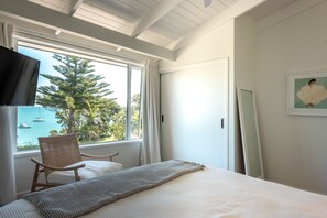 3 bedrooms, free WiFi, bed sheets - Newly renovated waterfront home, with large flat lawn leading to the beach. (Waiheke Island)
