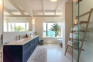 Douche, sèche-cheveux, bidet, serviettes fournies