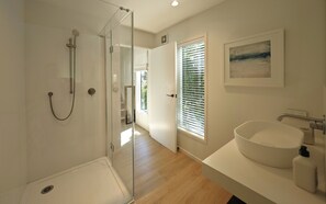 Shower, hair dryer, bidet, towels