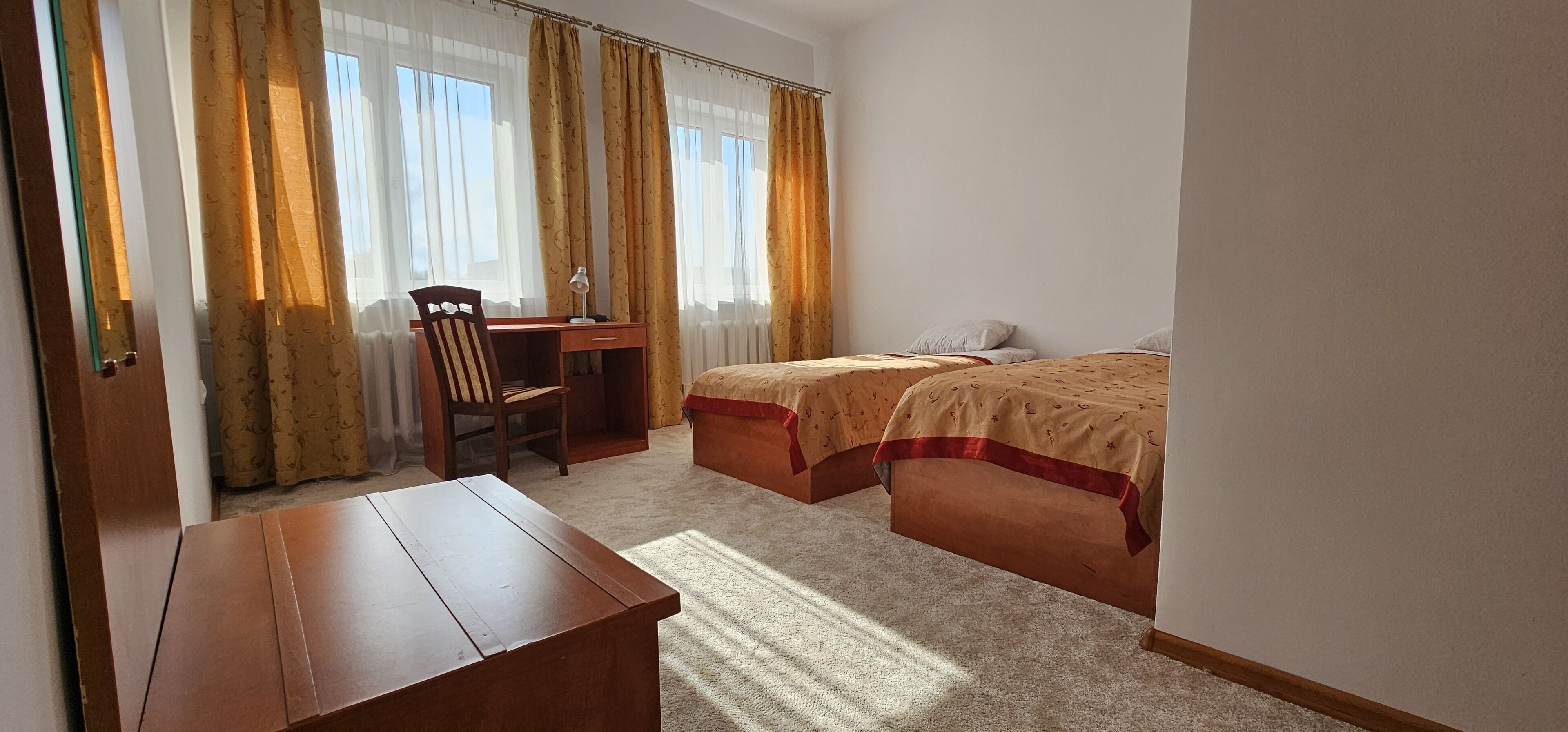 Basic Twin Room | Desk, laptop workspace, bed sheets