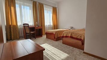 Camera Basic con 2 letti singoli | Una scrivania, postazione laptop, lenzuola