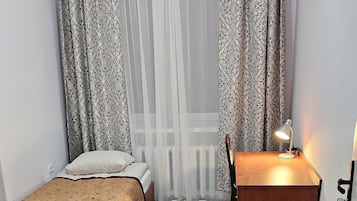 Quarto solteiro básico | Área de estar