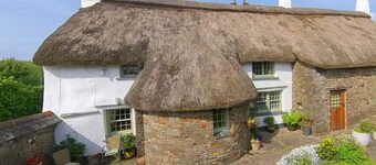 East Titchberry: Thatched cottage charm, log fire, garden, wild coastal walks!