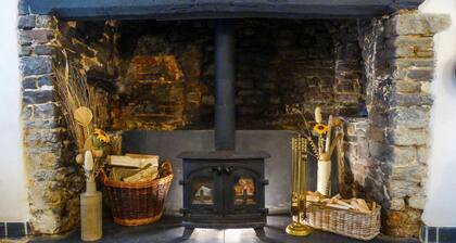 A cosy thatched cottage in coastal location - a perfect eco-retreat for four