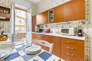 Frigorifero, microonde, forno, piano cottura