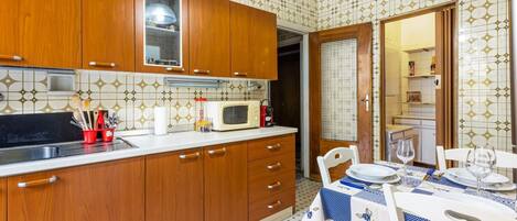 Køleskab, mikrobølgeovn, ovn, kogeplade