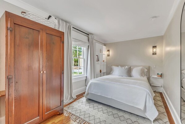 2 bedrooms, desk, iron/ironing board, WiFi