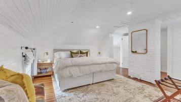 2 bedrooms, desk, iron/ironing board, WiFi