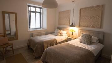 2 bedrooms, desk, iron/ironing board, travel crib