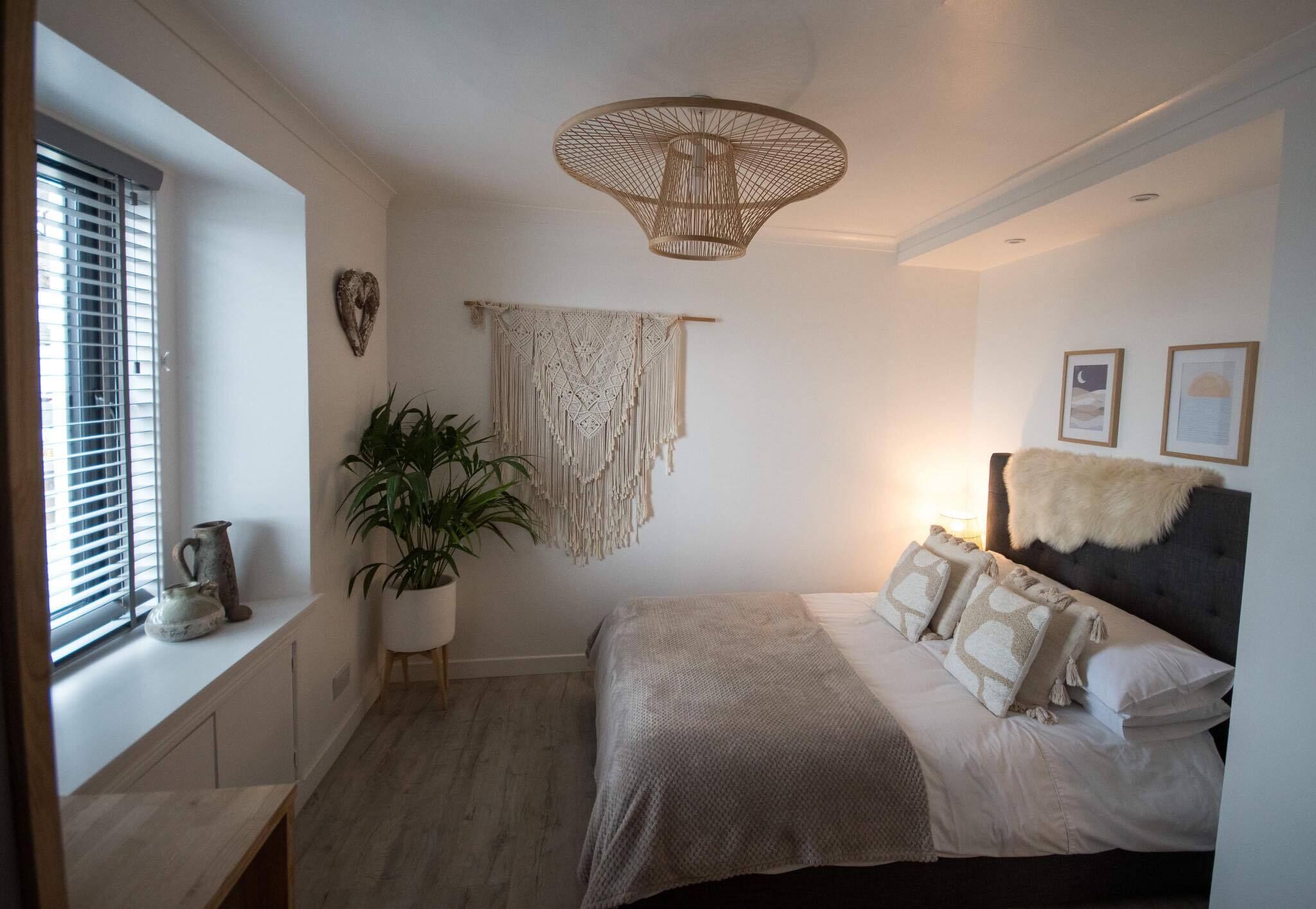 2 bedrooms, desk, iron/ironing board, travel cot