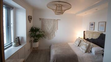 2 bedrooms, desk, iron/ironing board, travel cot