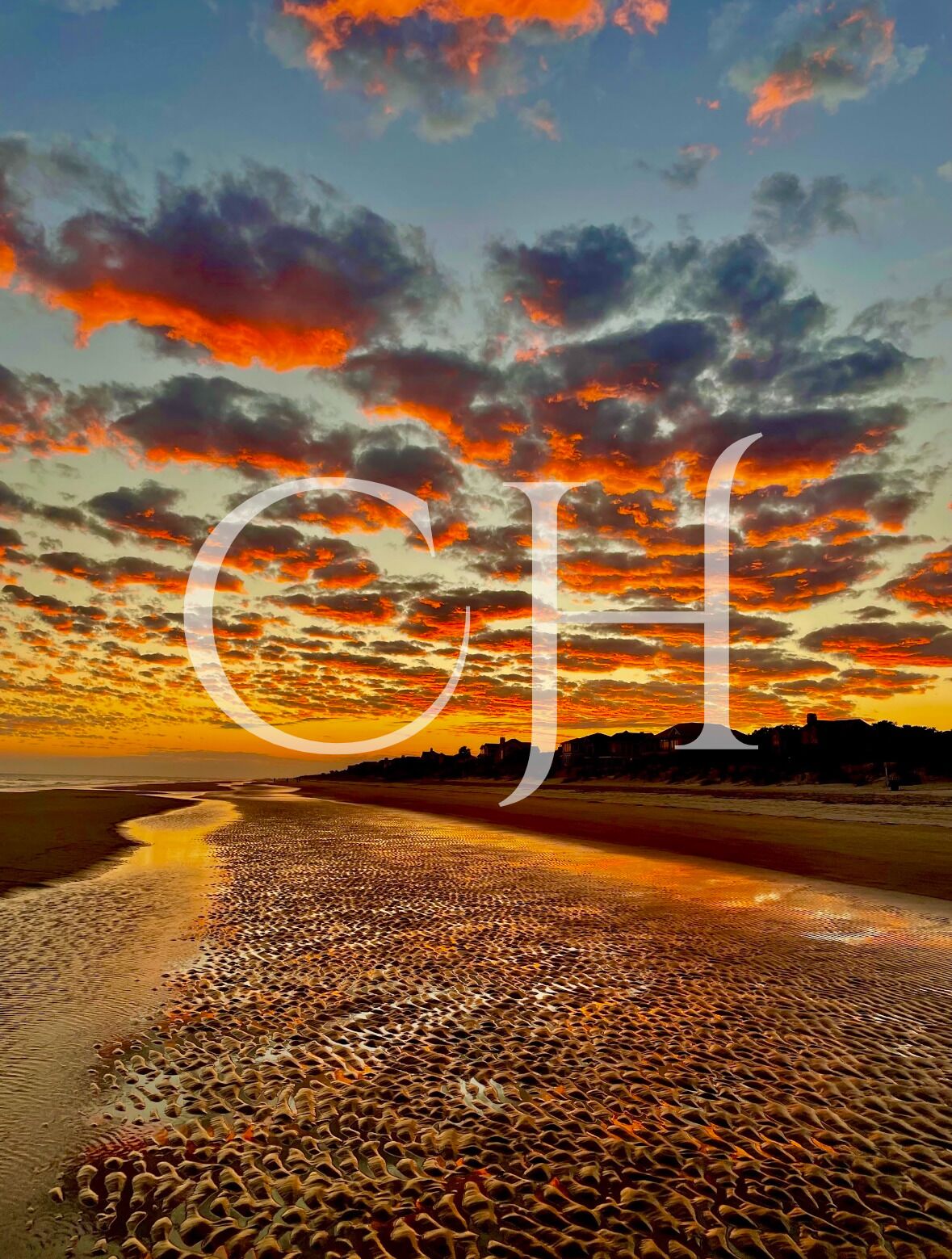 Spiaggia con tramonto e scritta "CJH" sovrapposta.