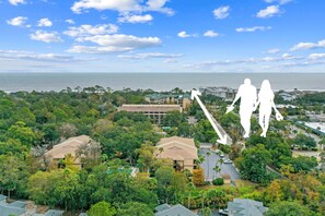 Zona residencial con vista al océano, que presenta una gran escultura de dos figuras.