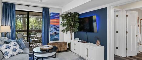 Una Smart TV, libros, una biblioteca de música