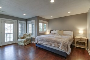 6 bedrooms, desk, iron/ironing board, WiFi - Lakefront Home with Hot tub, dock, & 12 beds (Moneta)