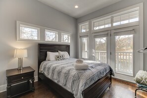 6 habitaciones, escritorio, tabla de planchar con plancha y wifi