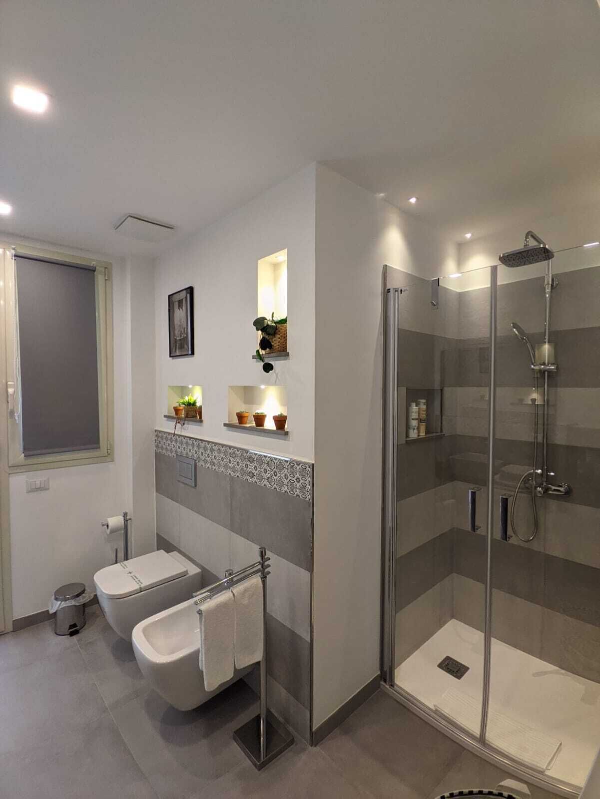 Douche, sèche-cheveux, bidet, serviettes fournies