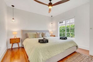 3 habitaciones, tabla de planchar con plancha y cuna de viaje