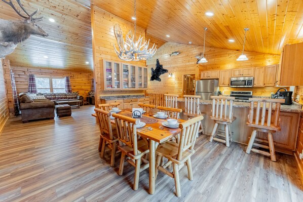 Dining - Cedar Pine Lodge & Trails End Barn: Your Ultimate Winter Getaway with Heated Comfort! (Munising)