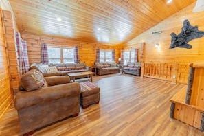 Smart TV, fireplace, foosball - Cedar Pine Lodge & Trails End Barn: Your Ultimate Winter Getaway with Heated Comfort! (Munising)