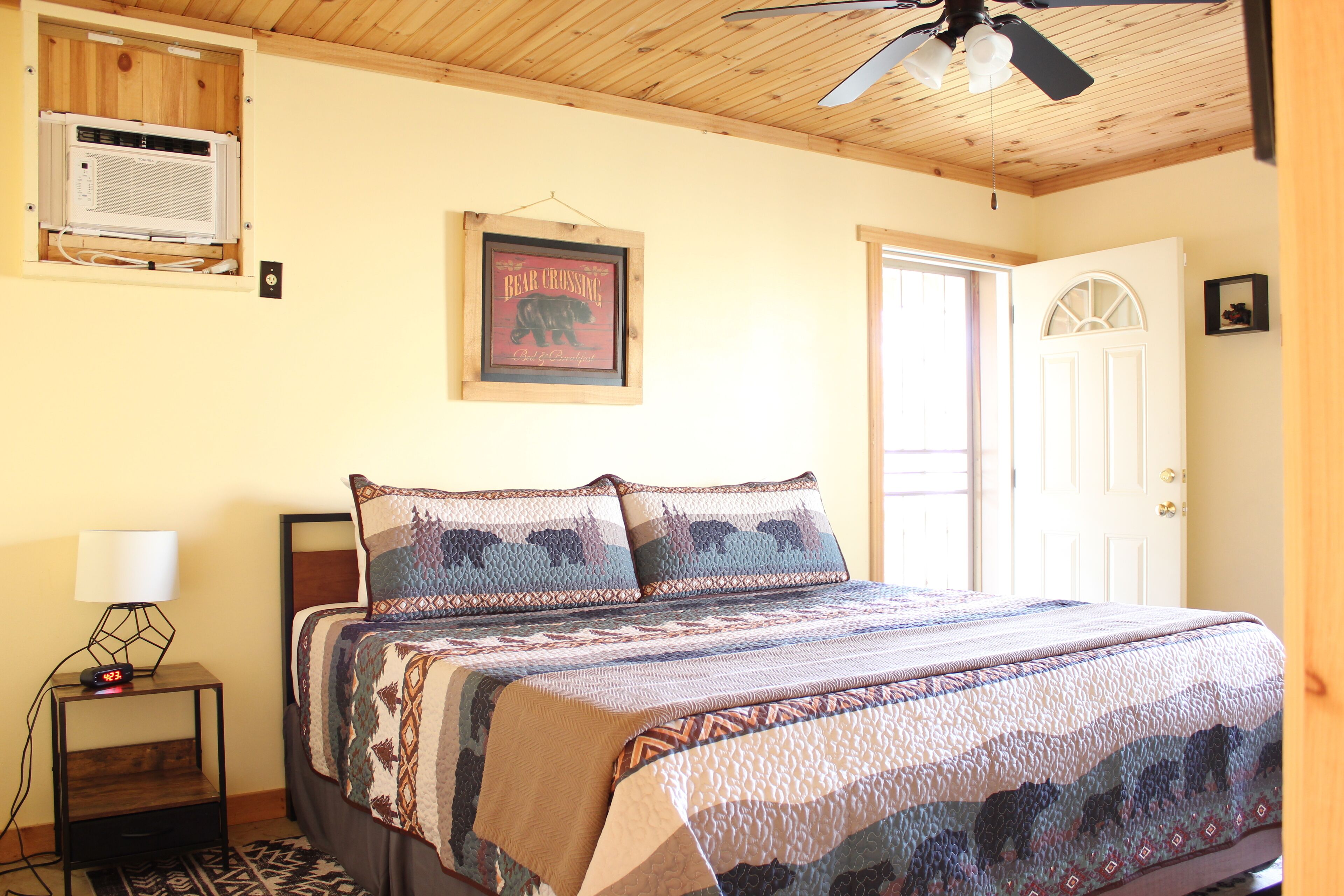 3 makuuhuonetta, työpöytä, ilmainen Wi-Fi, vuodevaatteet