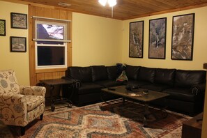 Smart TV, videogames, mesa de pingue-pongue, livros