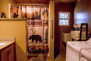 Chuveiro, secador de cabelo, toalhas de banho, sabonete