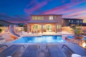 Een verwarmd zwembad