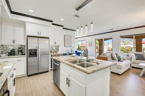 冷蔵庫、電子レンジ、オーブン、コンロ