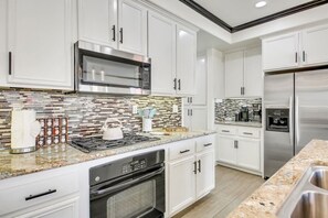 Køleskab, mikrobølgeovn, ovn, kogeplade