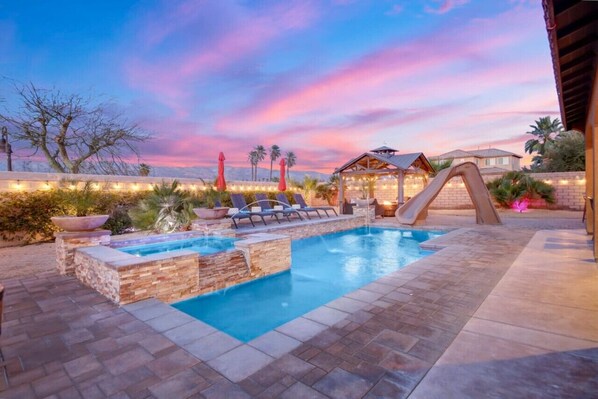 Een verwarmd zwembad