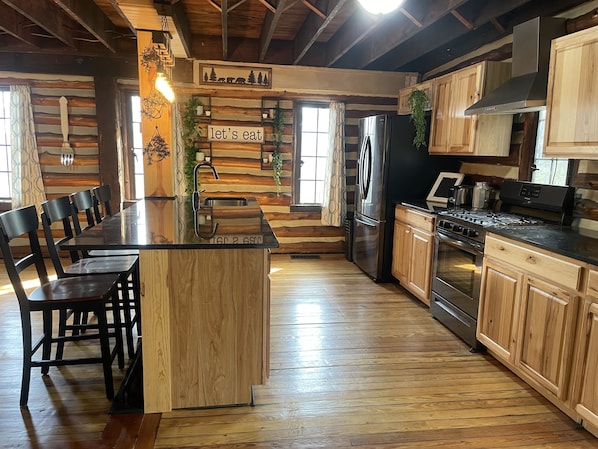 Private kitchen - The little Log Lodge (City of the Village of Clarkston)