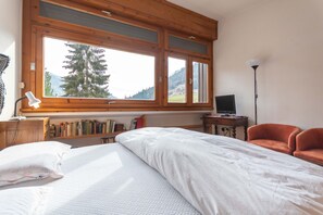 3 bedrooms, bed sheets