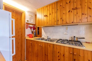 Fridge, microwave, oven, coffee/tea maker