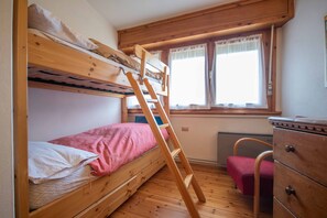 3 bedrooms, bed sheets