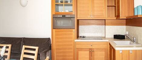 Fridge, microwave, coffee/tea maker, cookware/dishes/utensils