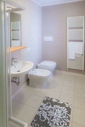 Douche, sèche-cheveux, serviettes fournies