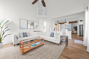 Smart TV, fireplace, video games - Luxury 5BR • Sleeps 14 • Pool • Hot Tub • 2mi to Beach (Wilmington)