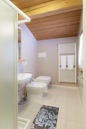 Douche, sèche-cheveux, serviettes fournies