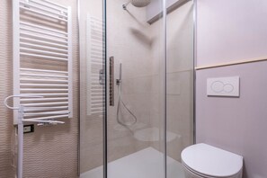 Douche, sèche-cheveux, serviettes fournies