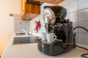 Oven, coffee/tea maker, cookware/dishes/utensils