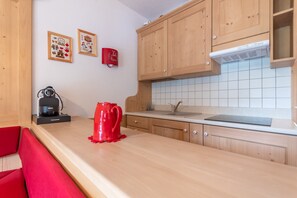 Fridge, oven, coffee/tea maker, cookware/dishes/utensils - Casa Sot Crozè (Pozza di Fassa)