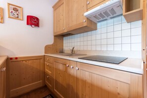 Een koelkast, een oven, een koffiezetapparaat/waterkoker