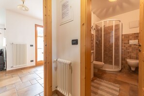 Douche, séchoir à cheveux, serviettes fournies